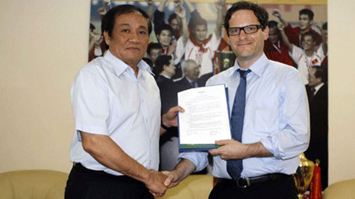 Ông Nguyễn Trọng Hỷ và đại diện FIFA.